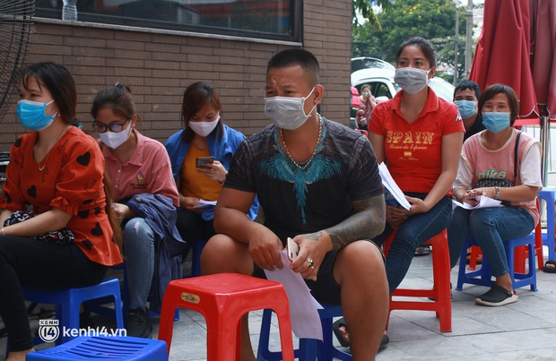 Hà Nội: Hàng trăm người mắc bệnh nền xếp hàng tiêm vắc-xin Covid-19 - Ảnh 8. Hà Nội: Hàng trăm người mắc bệnh nền xếp hàng tiêm vắc-xin Covid-19 - Ảnh 8.