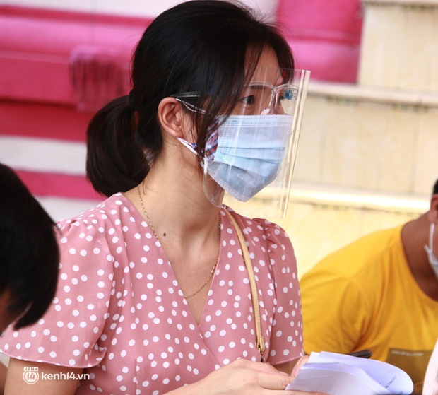Hà Nội: Hàng trăm người mắc bệnh nền xếp hàng tiêm vắc-xin Covid-19 - Ảnh 12. Hà Nội: Hàng trăm người mắc bệnh nền xếp hàng tiêm vắc-xin Covid-19 - Ảnh 12.