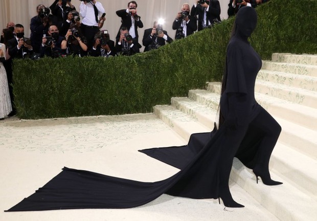 Chuyện chưa kể: Vật thò ra trên người Kim Kardashian tại Met Gala trị giá gần 230 triệu VNĐ! - Ảnh 1. Chuyện chưa kể: Vật thò ra trên người Kim Kardashian tại Met Gala trị giá gần 230 triệu VNĐ! - Ảnh 1.