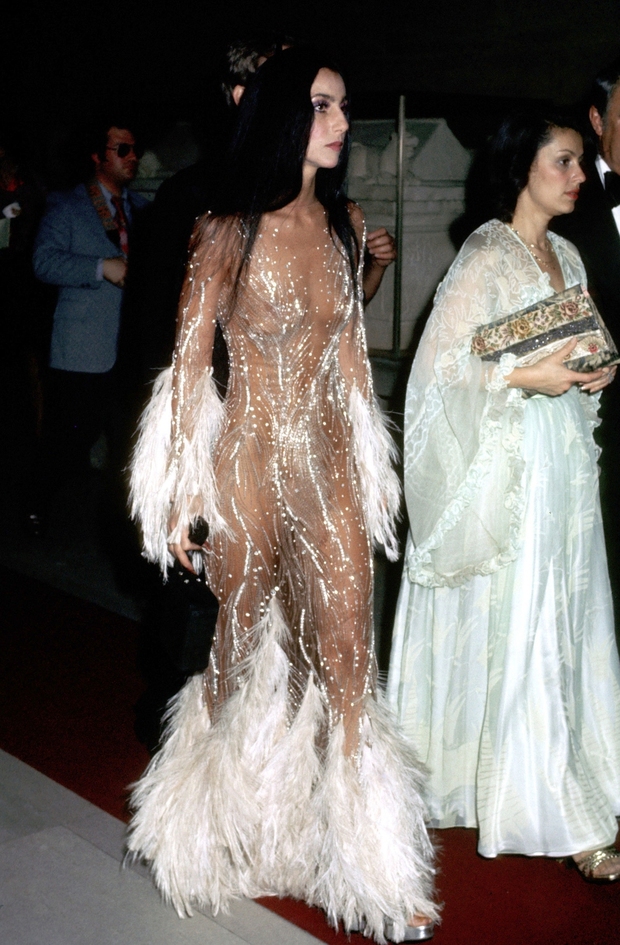 Ma cà rồng làng mốt Cher: Bà chúa đồ xuyên thấu, nguồn cảm hứng cho chị em Kendall lẫn Emrata phải copy ở Met Gala - Ảnh 8.