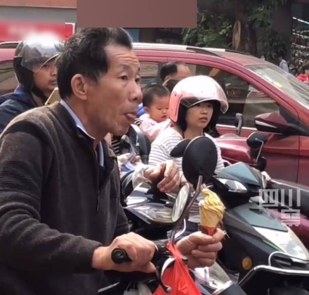 Ông đón cháu đi học về, thứ được cầm trên tay khiến cộng đồng mạng không khỏi rụng tim - Ảnh 1. Ông đón cháu đi học về, thứ được cầm trên tay khiến cộng đồng mạng không khỏi rụng tim - Ảnh 1.