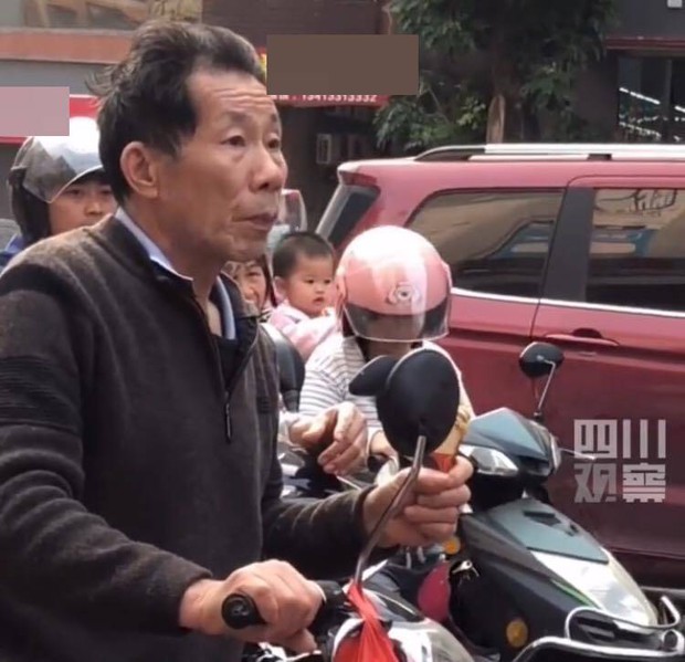 Ông đón cháu đi học về, thứ được cầm trên tay khiến cộng đồng mạng không khỏi rụng tim - Ảnh 2. Ông đón cháu đi học về, thứ được cầm trên tay khiến cộng đồng mạng không khỏi rụng tim - Ảnh 2.