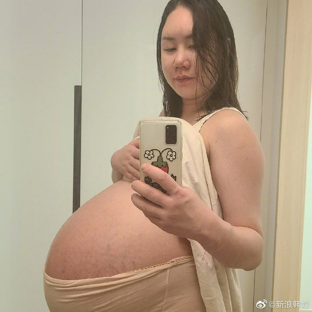 Mỹ nhân Hàn khoe vòng 2 muốn nổ tung vì mang thai sinh ba, tăng tới 44kg và phải ngồi xe lăn di chuyển - Ảnh 2. Mỹ nhân Hàn khoe vòng 2 muốn nổ tung vì mang thai sinh ba, tăng tới 44kg và phải ngồi xe lăn di chuyển - Ảnh 2.