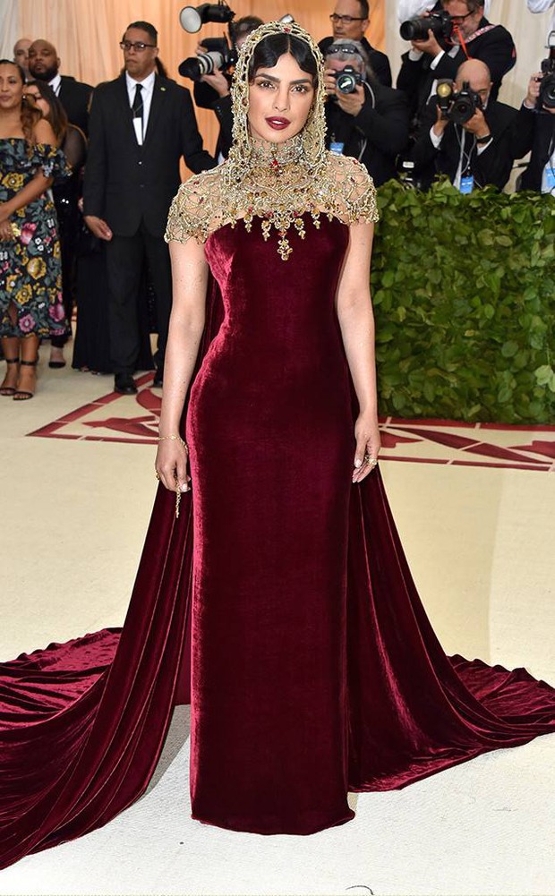 Khi Hoa hậu Thế giới dự Met Gala: Sang chảnh lộng lẫy như nữ hoàng, lộ khuyết điểm khi zoom cận mặt nhưng vẫn đẹp rụng rời - Ảnh 3.