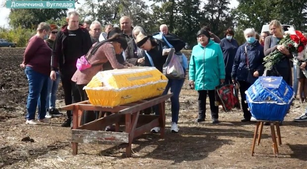 2 đứa trẻ chết ngạt trong chiếc hòm cổ gia truyền giữa căn nhà bẩn thỉu, bố mẹ chua xót giãi bày sự tình nhưng vẫn bị cảnh sát nghi ngờ - Ảnh 5. 2 đứa trẻ chết ngạt trong chiếc hòm cổ gia truyền giữa căn nhà bẩn thỉu, bố mẹ chua xót giãi bày sự tình nhưng vẫn bị cảnh sát nghi ngờ - Ảnh 5.