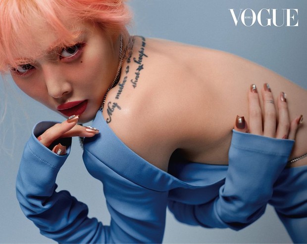 Nhìn áo của HyunA trông cứ là lạ, fan zoom vào mà... không biết nên khóc hay cười vì độ chơi của idol - Ảnh 7. Nhìn áo của HyunA trông cứ là lạ, fan zoom vào mà... không biết nên khóc hay cười vì độ chơi của idol - Ảnh 7.