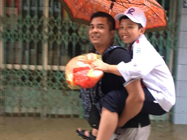 Quảng Ninh: Mưa lớn bất ngờ khiến nhiều tuyến đường ngập úng nghiêm trọng, phụ huynh phải dùng chậu đón con đi học về - Ảnh 8.