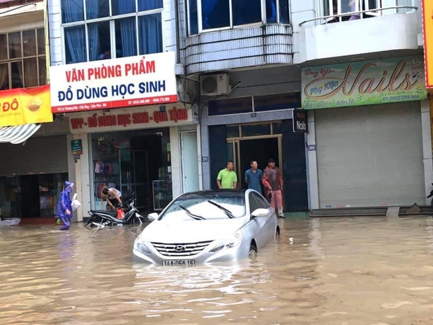 Quảng Ninh: Mưa lớn bất ngờ khiến nhiều tuyến đường ngập úng nghiêm trọng, phụ huynh phải dùng chậu đón con đi học về - Ảnh 3.