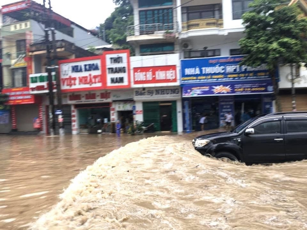 Quảng Ninh: Mưa lớn bất ngờ khiến nhiều tuyến đường ngập úng nghiêm trọng, phụ huynh phải dùng chậu đón con đi học về - Ảnh 1. Quảng Ninh: Mưa lớn bất ngờ khiến nhiều tuyến đường ngập úng nghiêm trọng, phụ huynh phải dùng chậu đón con đi học về - Ảnh 1.