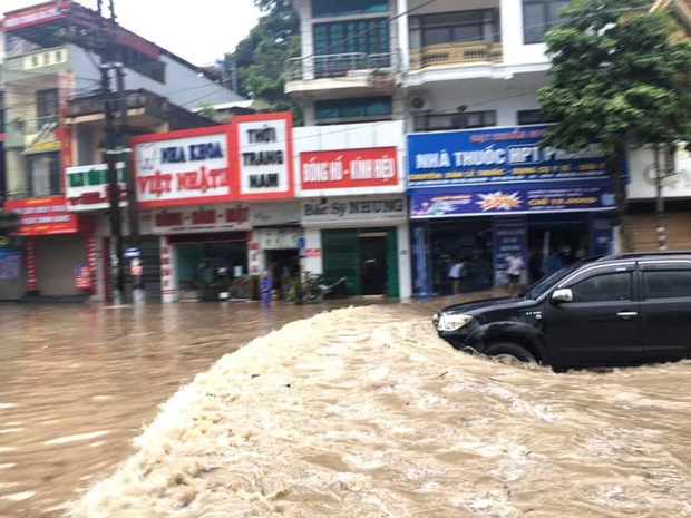 Quảng Ninh: Mưa lớn bất ngờ khiến nhiều tuyến đường ngập úng nghiêm trọng, phụ huynh phải dùng chậu đón con đi học về - Ảnh 1.