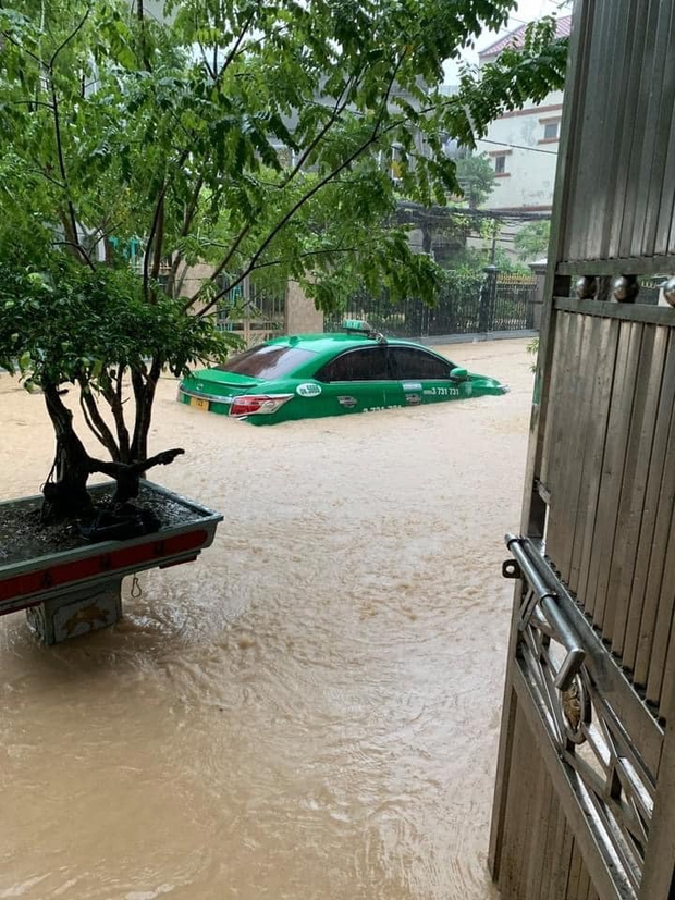 Quảng Ninh: Mưa lớn bất ngờ khiến nhiều tuyến đường ngập úng nghiêm trọng, phụ huynh phải dùng chậu đón con đi học về - Ảnh 4.