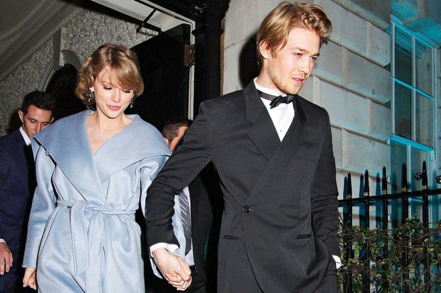 Cô ca sĩ thiếu nghị lực nhất thế giới: Xù kèo không tham dự Grammy, VMAs lẫn MET Gala vì... trai? - Ảnh 3. Cô ca sĩ thiếu nghị lực nhất thế giới: Xù kèo không tham dự Grammy, VMAs lẫn MET Gala vì... trai? - Ảnh 3.