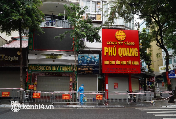 Ảnh: Phong toả 5 tiệm vàng trên phố Trần Nhân Tông sau ca dương tính SARS-CoV-2 sống tại ổ dịch cũ - Ảnh 1. Ảnh: Phong toả 5 tiệm vàng trên phố Trần Nhân Tông sau ca dương tính SARS-CoV-2 sống tại ổ dịch cũ - Ảnh 1.