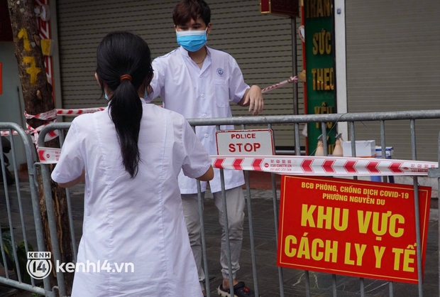 Ảnh: Phong toả 5 tiệm vàng trên phố Trần Nhân Tông sau ca dương tính SARS-CoV-2 sống tại ổ dịch cũ - Ảnh 3. Ảnh: Phong toả 5 tiệm vàng trên phố Trần Nhân Tông sau ca dương tính SARS-CoV-2 sống tại ổ dịch cũ - Ảnh 3.