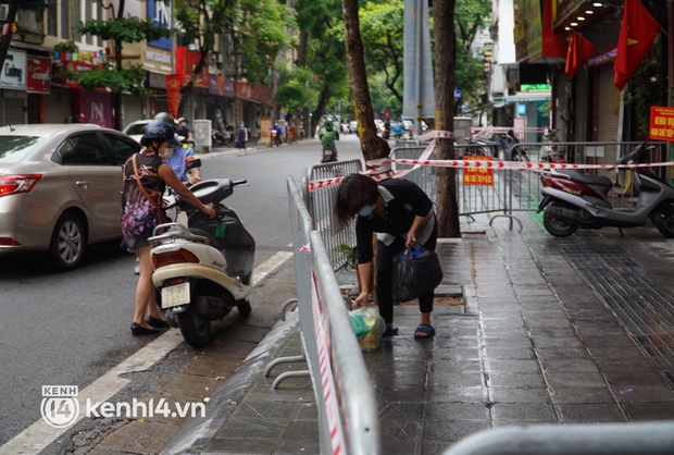 Ảnh: Phong toả 5 tiệm vàng trên phố Trần Nhân Tông sau ca dương tính SARS-CoV-2 sống tại ổ dịch cũ - Ảnh 7. Ảnh: Phong toả 5 tiệm vàng trên phố Trần Nhân Tông sau ca dương tính SARS-CoV-2 sống tại ổ dịch cũ - Ảnh 7.