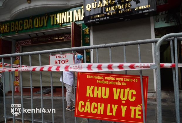Ảnh: Phong toả 5 tiệm vàng trên phố Trần Nhân Tông sau ca dương tính SARS-CoV-2 sống tại ổ dịch cũ - Ảnh 8. Ảnh: Phong toả 5 tiệm vàng trên phố Trần Nhân Tông sau ca dương tính SARS-CoV-2 sống tại ổ dịch cũ - Ảnh 8.