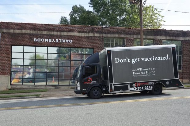 Đừng tiêm vaccine: Chiếc xe tải với thông điệp kỳ lạ gây bão cả nước Mỹ nhưng chẳng thấy ai phẫn nộ, bởi đằng sau nó là một ý tưởng thiên tài - Ảnh 1.