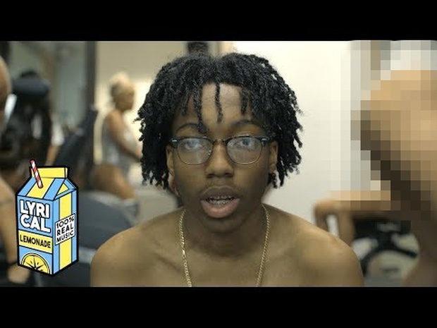 Nam rapper dù em chưa 18 nhưng vẫn ra mắt được MV 18+ với loạt cảnh nóng phản cảm, nhìn vào số view hơn 300 triệu mà choáng - Ảnh 3. Nam rapper dù em chưa 18 nhưng vẫn ra mắt được MV 18+ với loạt cảnh nóng phản cảm, nhìn vào số view hơn 300 triệu mà choáng - Ảnh 3.