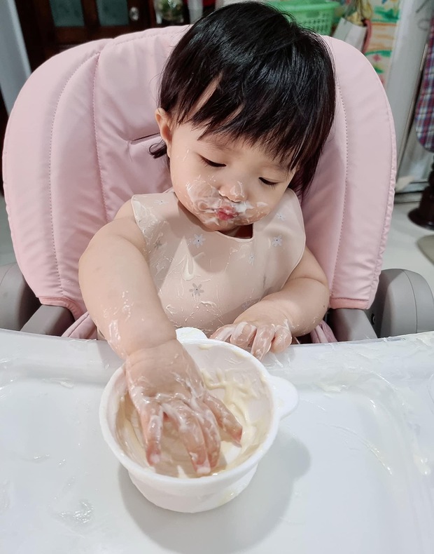 Thế lực nhí 11 tháng tuổi nhà Đông Nhi cứ xuất hiện là gây bão cõi mạng, hôm nay còn làm cô giáo dạy gì thế này? - Ảnh 3. Thế lực nhí 11 tháng tuổi nhà Đông Nhi cứ xuất hiện là gây bão cõi mạng, hôm nay còn làm cô giáo dạy gì thế này? - Ảnh 3.