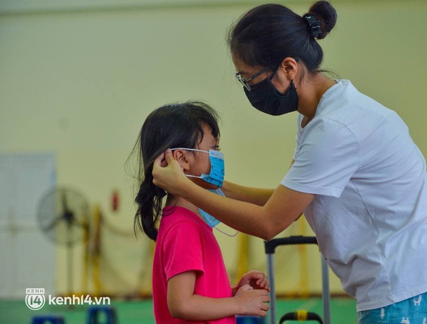 Ảnh: Gần 100 người dân ở ổ dịch Thanh Xuân Trung hoàn thành cách ly, mặc áo bảo hộ kín mít, đội mưa trở về nhà - Ảnh 7. Ảnh: Gần 100 người dân ở ổ dịch Thanh Xuân Trung hoàn thành cách ly, mặc áo bảo hộ kín mít, đội mưa trở về nhà - Ảnh 7.