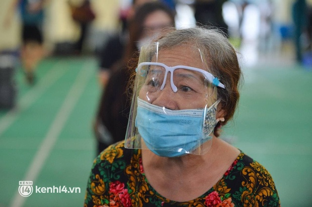 Ảnh: Gần 100 người dân ở ổ dịch Thanh Xuân Trung hoàn thành cách ly, mặc áo bảo hộ kín mít, đội mưa trở về nhà - Ảnh 10. Ảnh: Gần 100 người dân ở ổ dịch Thanh Xuân Trung hoàn thành cách ly, mặc áo bảo hộ kín mít, đội mưa trở về nhà - Ảnh 10.