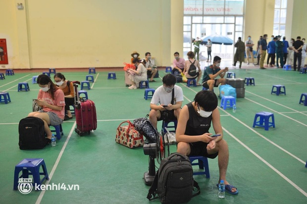 Ảnh: Gần 100 người dân ở ổ dịch Thanh Xuân Trung hoàn thành cách ly, mặc áo bảo hộ kín mít, đội mưa trở về nhà - Ảnh 13. Ảnh: Gần 100 người dân ở ổ dịch Thanh Xuân Trung hoàn thành cách ly, mặc áo bảo hộ kín mít, đội mưa trở về nhà - Ảnh 13.