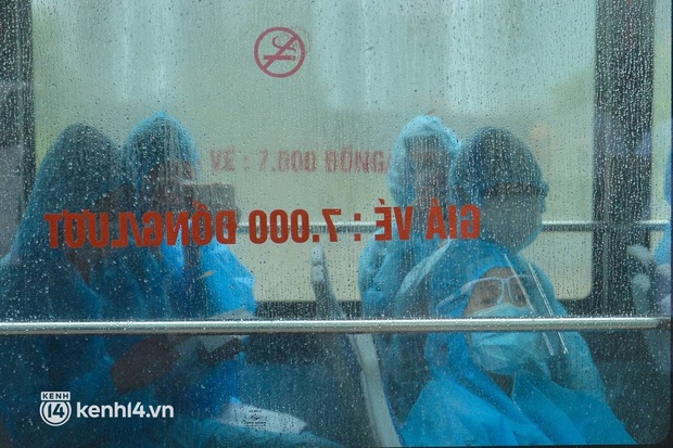 Ảnh: Gần 100 người dân ở ổ dịch Thanh Xuân Trung hoàn thành cách ly, mặc áo bảo hộ kín mít, đội mưa trở về nhà - Ảnh 1. Ảnh: Gần 100 người dân ở ổ dịch Thanh Xuân Trung hoàn thành cách ly, mặc áo bảo hộ kín mít, đội mưa trở về nhà - Ảnh 1.