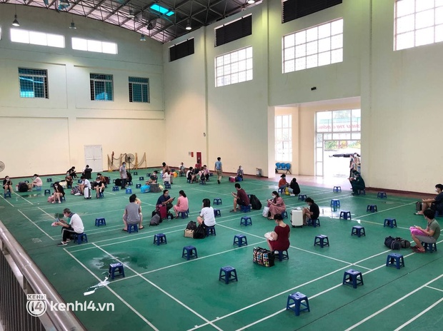 Ảnh: Gần 100 người dân ở ổ dịch Thanh Xuân Trung hoàn thành cách ly, mặc áo bảo hộ kín mít, đội mưa trở về nhà - Ảnh 4. Ảnh: Gần 100 người dân ở ổ dịch Thanh Xuân Trung hoàn thành cách ly, mặc áo bảo hộ kín mít, đội mưa trở về nhà - Ảnh 4.