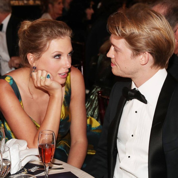 Cô ca sĩ thiếu nghị lực nhất thế giới: Xù kèo không tham dự Grammy, VMAs lẫn MET Gala vì... trai? - Ảnh 4. Cô ca sĩ thiếu nghị lực nhất thế giới: Xù kèo không tham dự Grammy, VMAs lẫn MET Gala vì... trai? - Ảnh 4.