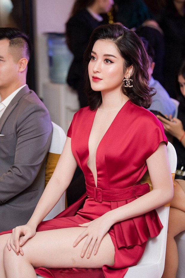 Nghịch lý Vbiz: Mỹ nhân mặc váy xẻ cao tới gần rốn nhưng vẫn phải che đậy cho đỡ lộ hàng? - Ảnh 8. Nghịch lý Vbiz: Mỹ nhân mặc váy xẻ cao tới gần rốn nhưng vẫn phải che đậy cho đỡ lộ hàng? - Ảnh 8.