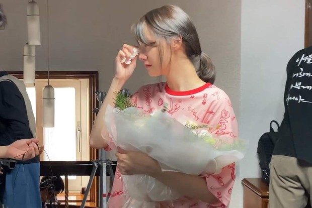 Yoona (SNSD) tung vlog mới khóc sưng mắt, dân tình chỉ chú ý nhan sắc không son phấn đỉnh cao - Ảnh 6.
