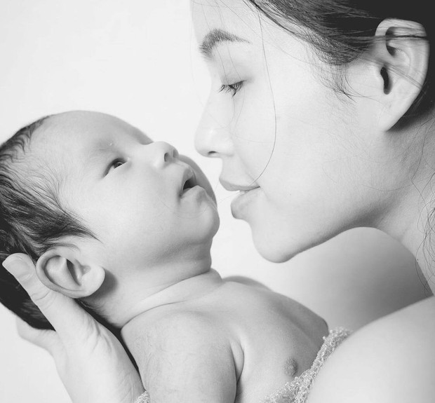 Phạm Hương xả kho loạt ảnh lúc mới sinh cậu cả Maximus, visual mặt mộc 100% của mẹ bỉm chiếm trọn spotlight - Ảnh 4.