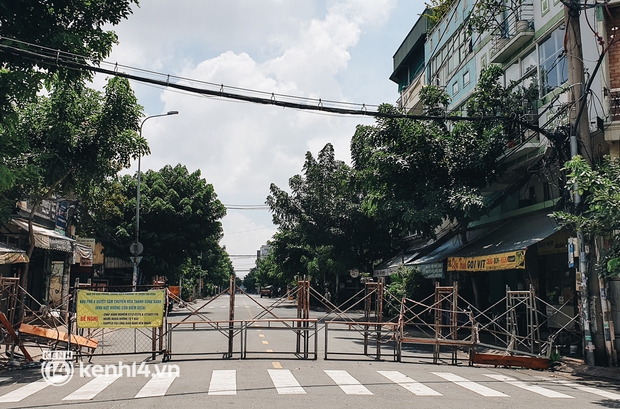 Cận cảnh những chốt chặn bít bùng bằng tôn thép, dây lưới ở Sài Gòn dự kiến sẽ được tháo gỡ trước 30/9 - Ảnh 13.