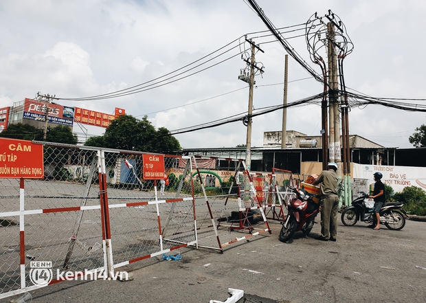 Cận cảnh những chốt chặn bít bùng bằng tôn thép, dây lưới ở Sài Gòn dự kiến sẽ được tháo gỡ trước 30/9 - Ảnh 7.