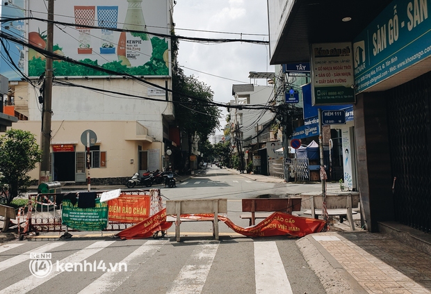 Cận cảnh những chốt chặn bít bùng bằng tôn thép, dây lưới ở Sài Gòn dự kiến sẽ được tháo gỡ trước 30/9 - Ảnh 14.