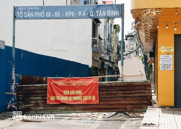 Cận cảnh những chốt chặn bít bùng bằng tôn thép, dây lưới ở Sài Gòn dự kiến sẽ được tháo gỡ trước 30/9 - Ảnh 1.