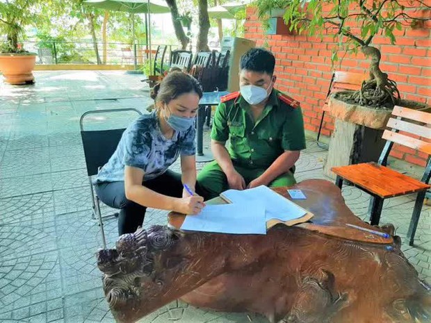 Nữ chủ quán mở cửa cho 14 khách vào uống cà phê, bị phạt 15 triệu đồng - Ảnh 1. Nữ chủ quán mở cửa cho 14 khách vào uống cà phê, bị phạt 15 triệu đồng - Ảnh 1.