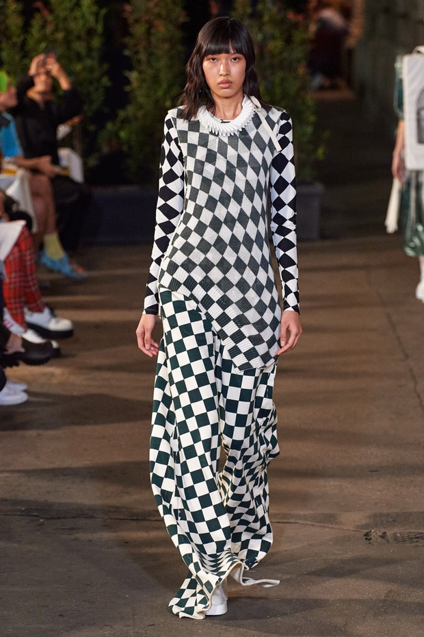 Mẫu Việt giờ vươn xa quá: Phương Oanh catwalk cho Dolce&Gabbana, có nàng còn phô trọn vòng 1 trên sàn diễn quốc tế - Ảnh 2. Mẫu Việt giờ vươn xa quá: Phương Oanh catwalk cho Dolce&Gabbana, có nàng còn phô trọn vòng 1 trên sàn diễn quốc tế - Ảnh 2.