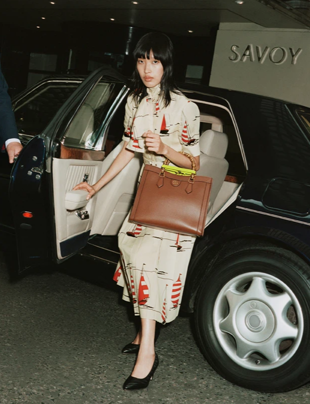 Mẫu Việt giờ vươn xa quá: Phương Oanh catwalk cho Dolce&Gabbana, có nàng còn phô trọn vòng 1 trên sàn diễn quốc tế - Ảnh 4. Mẫu Việt giờ vươn xa quá: Phương Oanh catwalk cho Dolce&Gabbana, có nàng còn phô trọn vòng 1 trên sàn diễn quốc tế - Ảnh 4.