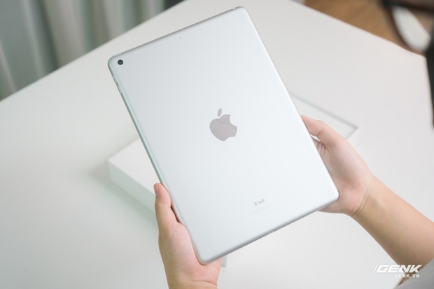 Trên tay iPad 9 tại VN: Thiết kế lỗi thời nhưng vẫn sẽ bán rất chạy! - Ảnh 3. Trên tay iPad 9 tại VN: Thiết kế lỗi thời nhưng vẫn sẽ bán rất chạy! - Ảnh 3.