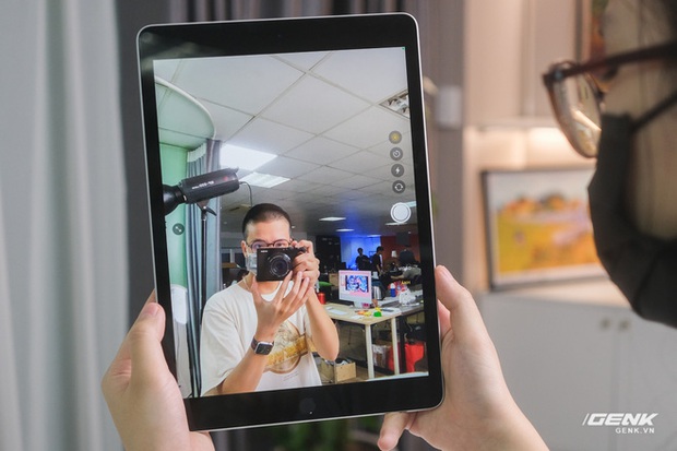 Trên tay iPad 9 tại VN: Thiết kế lỗi thời nhưng vẫn sẽ bán rất chạy! - Ảnh 8. Trên tay iPad 9 tại VN: Thiết kế lỗi thời nhưng vẫn sẽ bán rất chạy! - Ảnh 8.