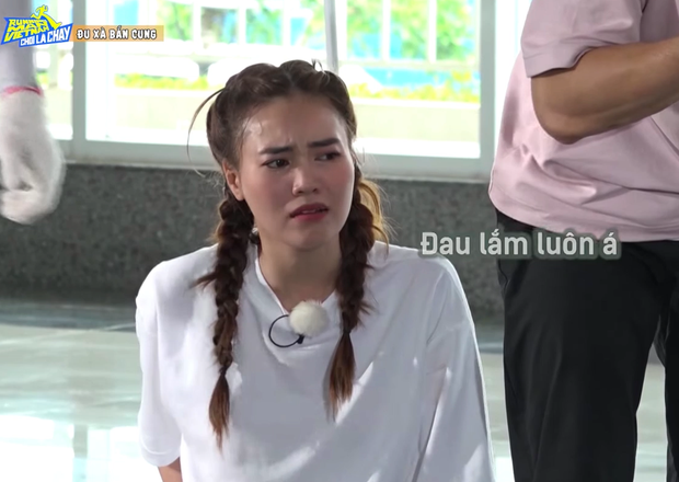 Dàn Running Man Việt thốn thay Đức Phúc: Hết bầm gối lại ngã dập mông trên thảm gai - Ảnh 5. Dàn Running Man Việt thốn thay Đức Phúc: Hết bầm gối lại ngã dập mông trên thảm gai - Ảnh 5.
