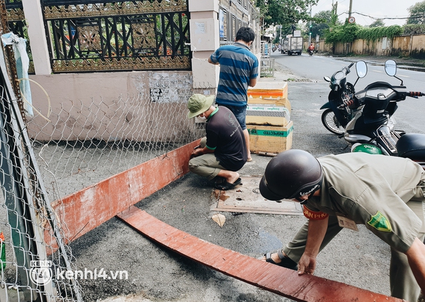 Ảnh: Nhiều rào chắn bít bùng ở TP.HCM dần được dỡ bỏ, người dân di chuyển bình thường - Ảnh 5.