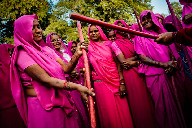 Gulabi Gang - Băng đảng màu hồng của chị em Ấn Độ chuyên đi diệt trừ yêu râu xanh, vũ phu và gia trưởng - Ảnh 2.