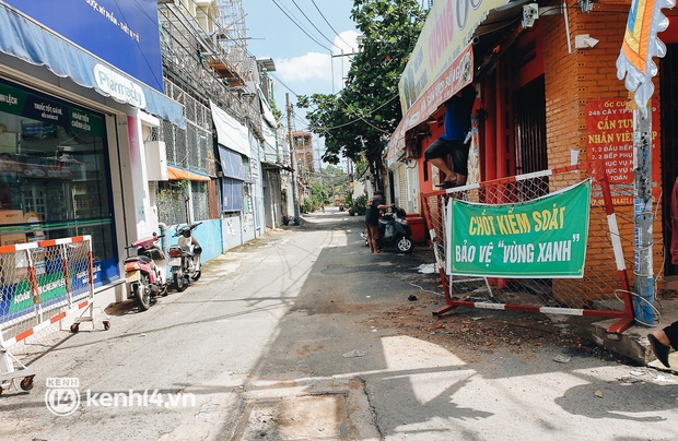 Ảnh: Nhiều rào chắn bít bùng ở TP.HCM dần được dỡ bỏ, người dân di chuyển bình thường - Ảnh 7.