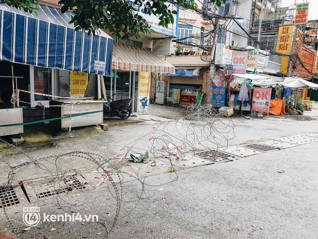 Ảnh: Nhiều rào chắn bít bùng ở TP.HCM dần được dỡ bỏ, người dân di chuyển bình thường - Ảnh 16.