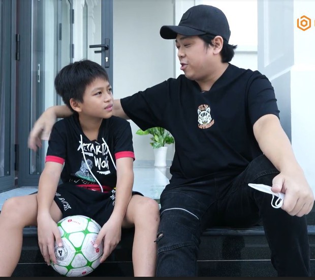 Mẹ làm ve chai, bố chạy ba gác, cầu thủ nhí 10 tuổi nghẹn ngào quyết trả món nợ 200 triệu của gia đình - Ảnh 4.