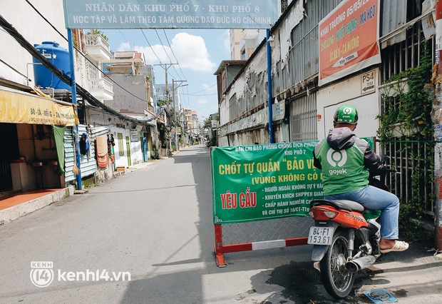 Ảnh: Nhiều rào chắn bít bùng ở TP.HCM dần được dỡ bỏ, người dân di chuyển bình thường - Ảnh 8.
