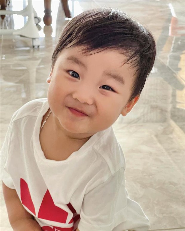 Chưa tròn 2 tuổi quý tử nhà Hòa Minzy đã bắt đầu tập viết, nhìn nét chữ và ý nghĩa mà bất ngờ quá! - Ảnh 5. Chưa tròn 2 tuổi quý tử nhà Hòa Minzy đã bắt đầu tập viết, nhìn nét chữ và ý nghĩa mà bất ngờ quá! - Ảnh 5.