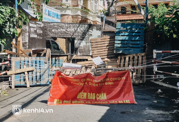 Ảnh: Nhiều rào chắn bít bùng ở TP.HCM dần được dỡ bỏ, người dân di chuyển bình thường - Ảnh 15.